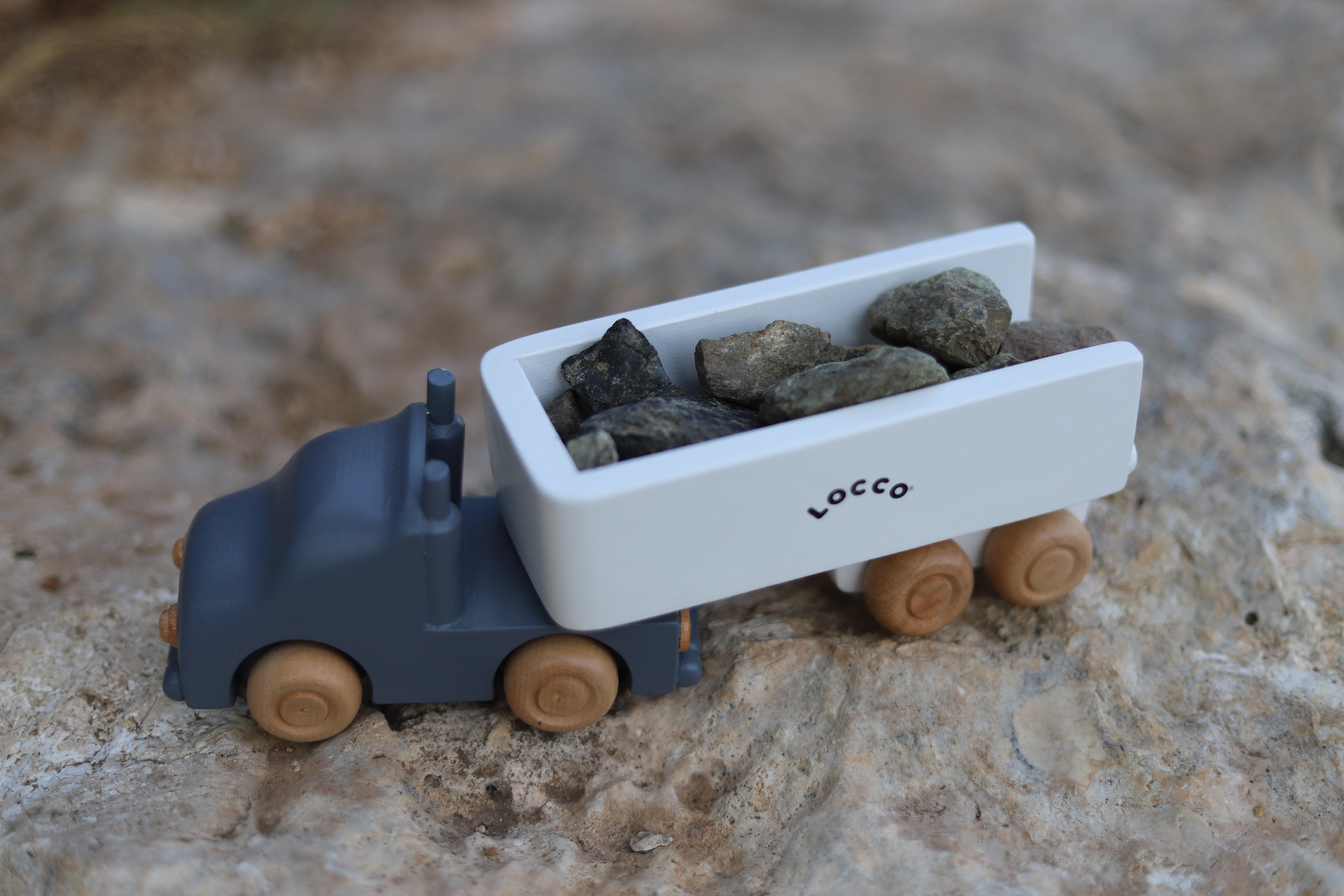 Doğal ahşaptan yapılmış tır modeli, çocuklar için dayanıklı ve güvenli bir taşıt oyuncağı.