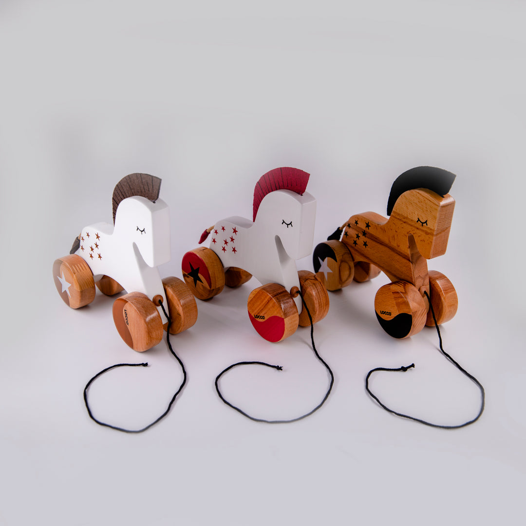 Ahşap at figürü, çocuklar için doğayı keşfetmeye yardımcı olan güvenli ve dayanıklı bir oyuncak.