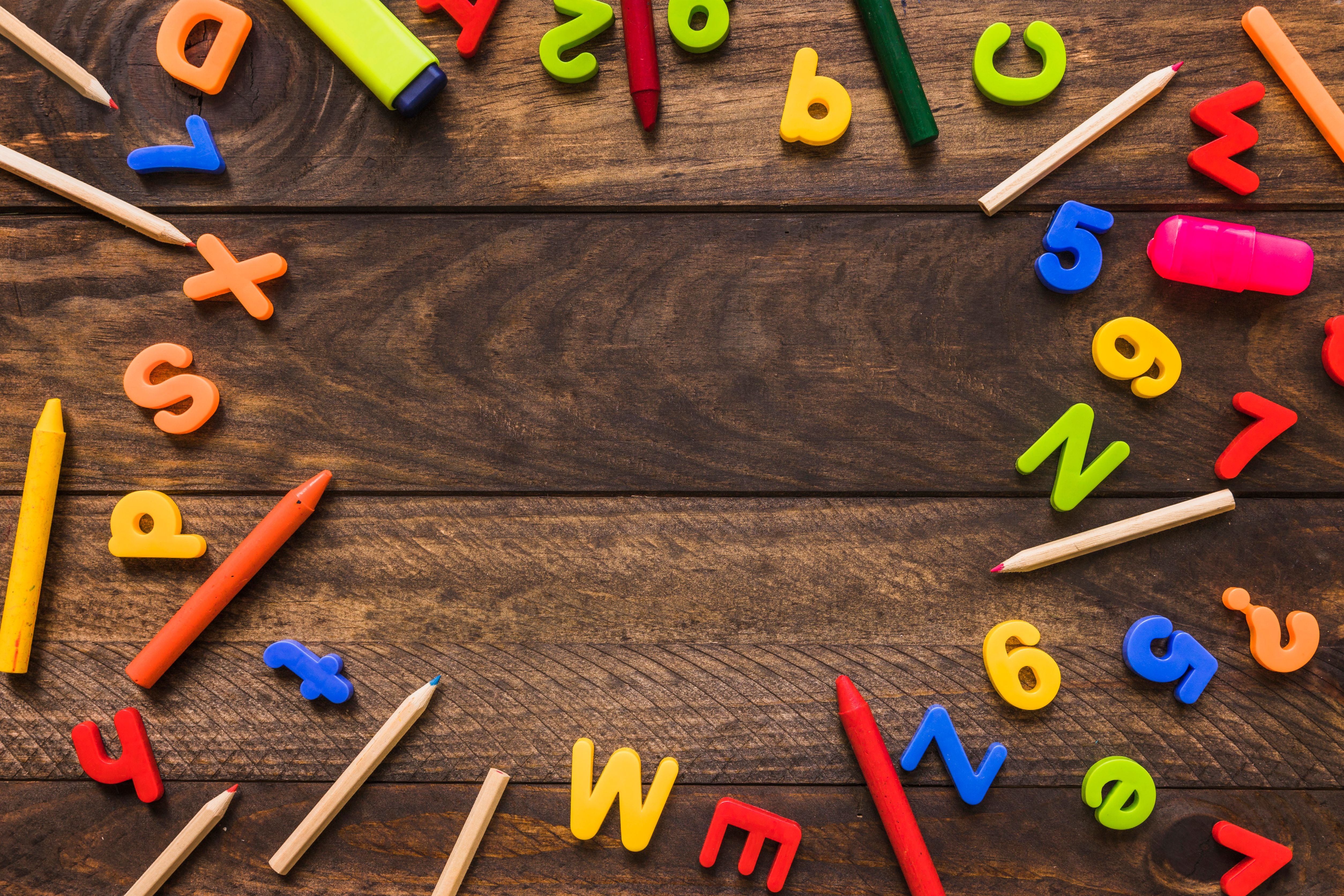 Doğal ahşaptan yapılmış, renkli ve şekil tanıma becerilerini geliştiren ahşap blok seti