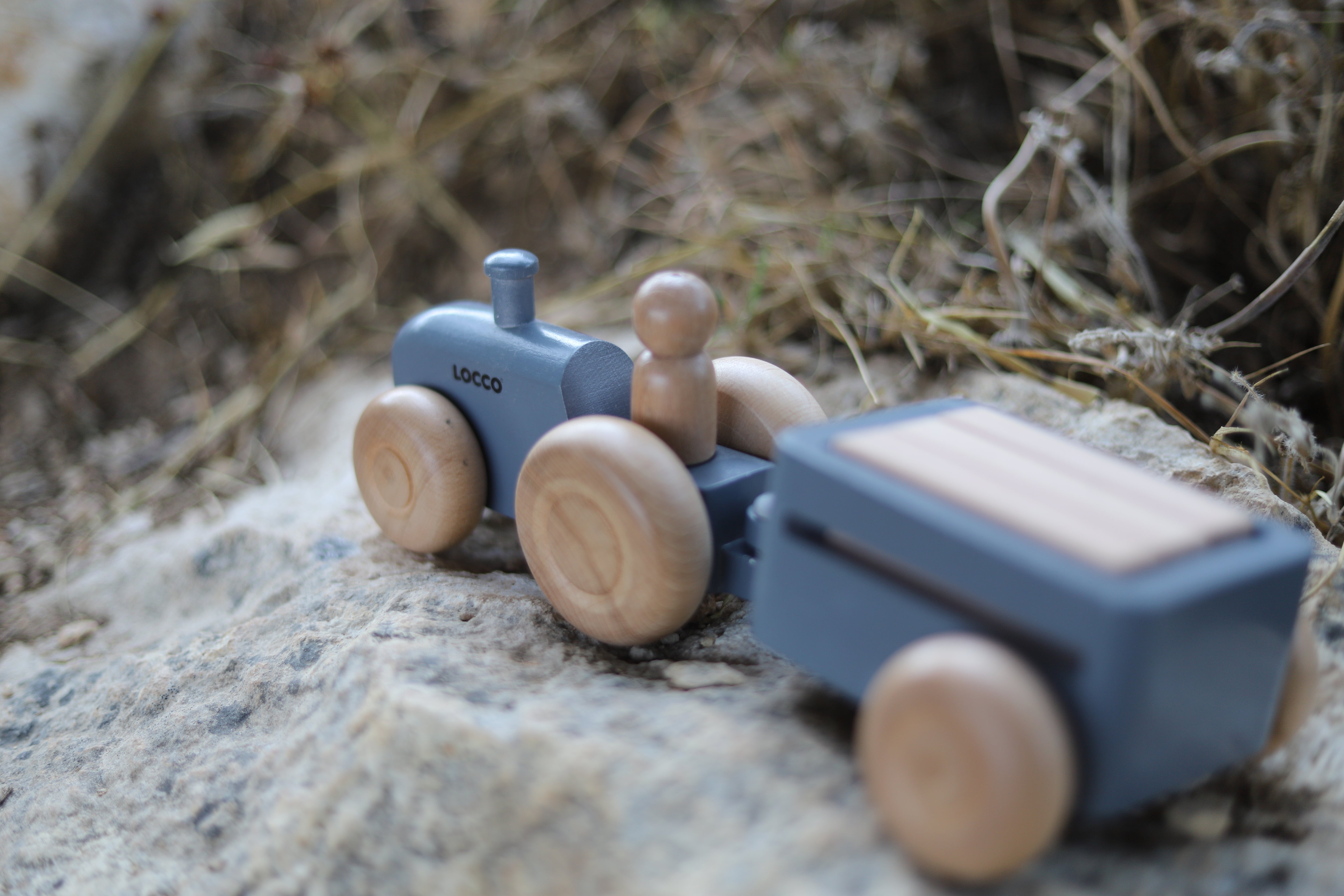 Ahşap tır modeli, çocukların yaratıcılığını ve hayal gücünü geliştiren dayanıklı bir oyuncak