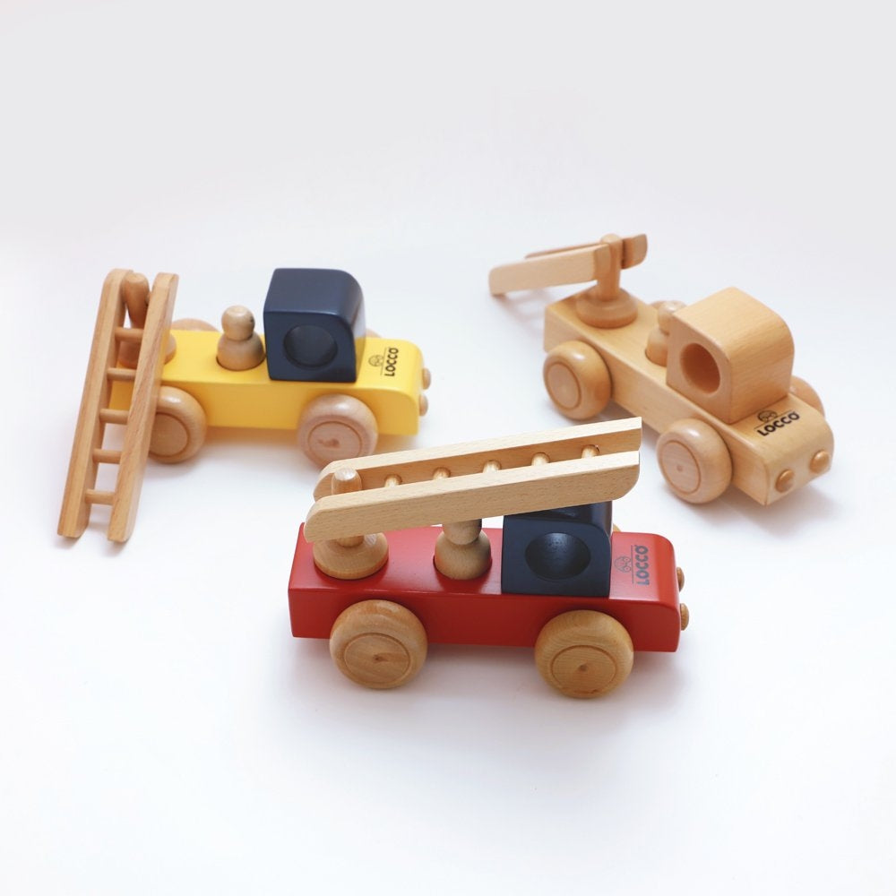 El yapımı ve zarif detaylarla süslenmiş ahşap İtfaiye Arabası.