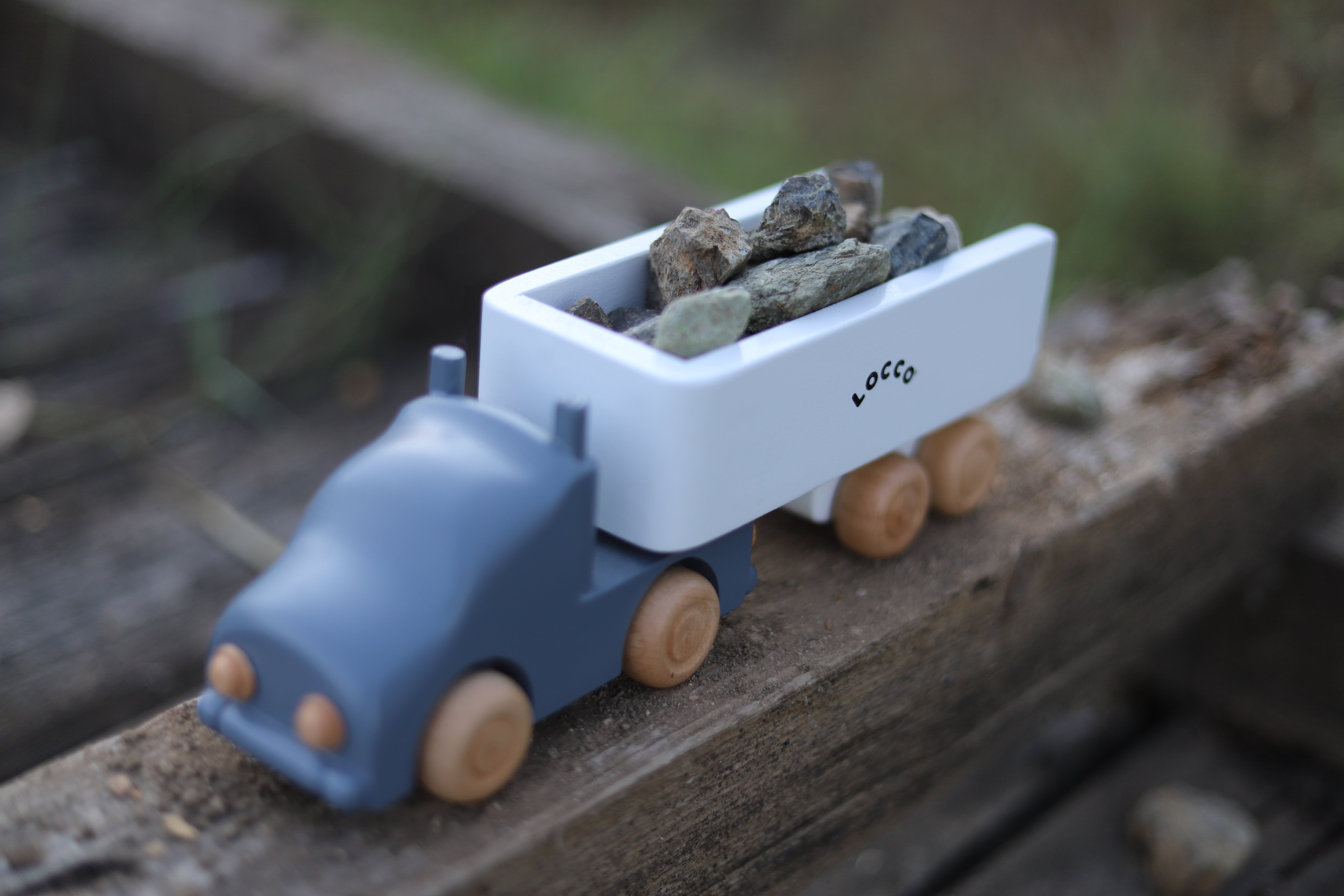 Sevimli mavi ahşap tır, çocukların hayal gücünü geliştirirken güvenli ve eğlenceli bir taşıt oyuncağı